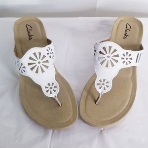 NEW Clarks Womens Cut Out Thong Slip On Cork Wedge Sandal White Size 9M